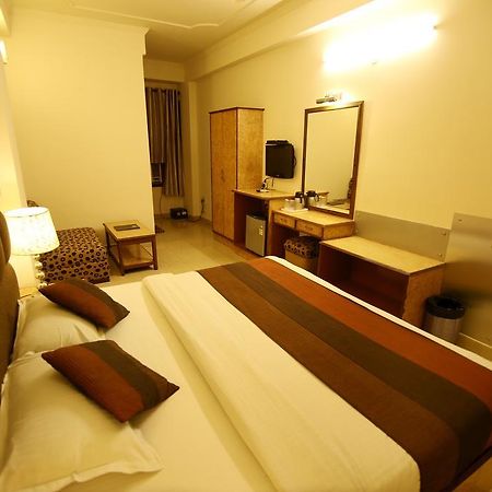 Hotel Parkway Deluxe Yeni Delhi Dış mekan fotoğraf