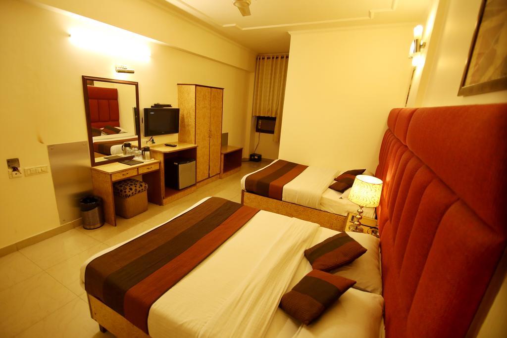 Hotel Parkway Deluxe Yeni Delhi Dış mekan fotoğraf