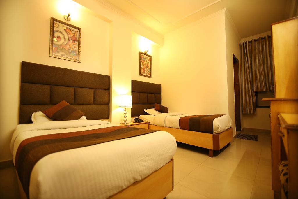 Hotel Parkway Deluxe Yeni Delhi Dış mekan fotoğraf