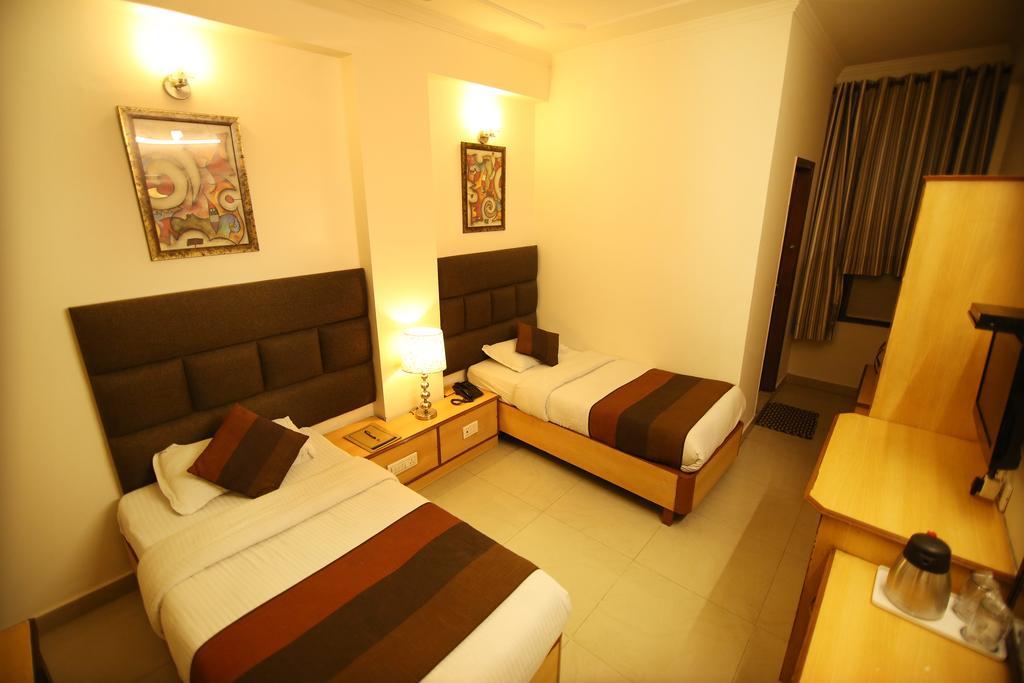 Hotel Parkway Deluxe Yeni Delhi Dış mekan fotoğraf