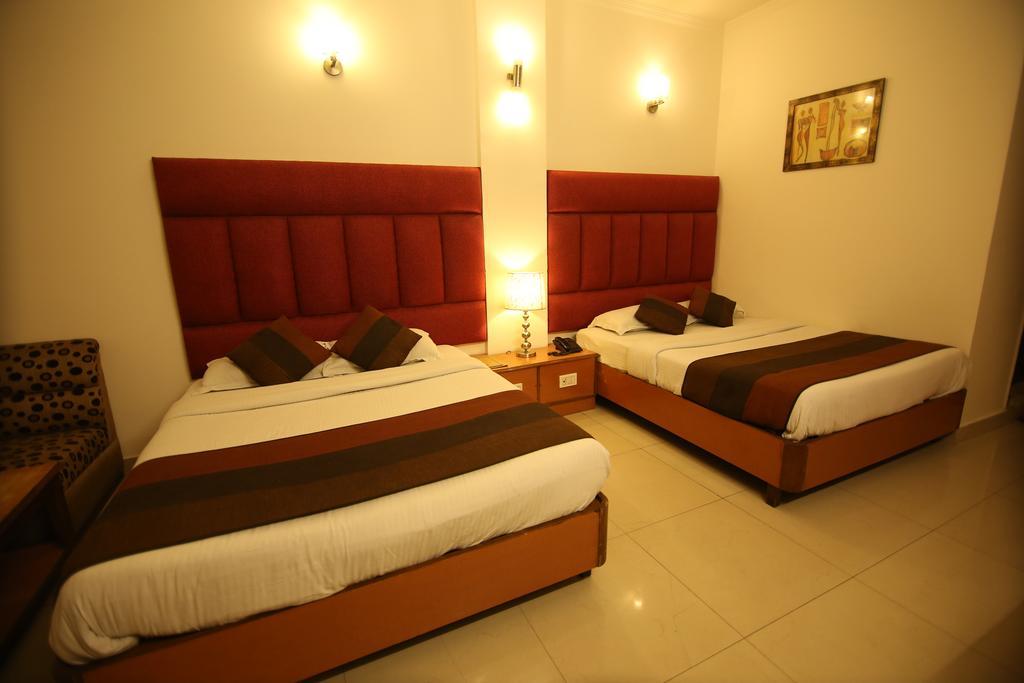 Hotel Parkway Deluxe Yeni Delhi Dış mekan fotoğraf