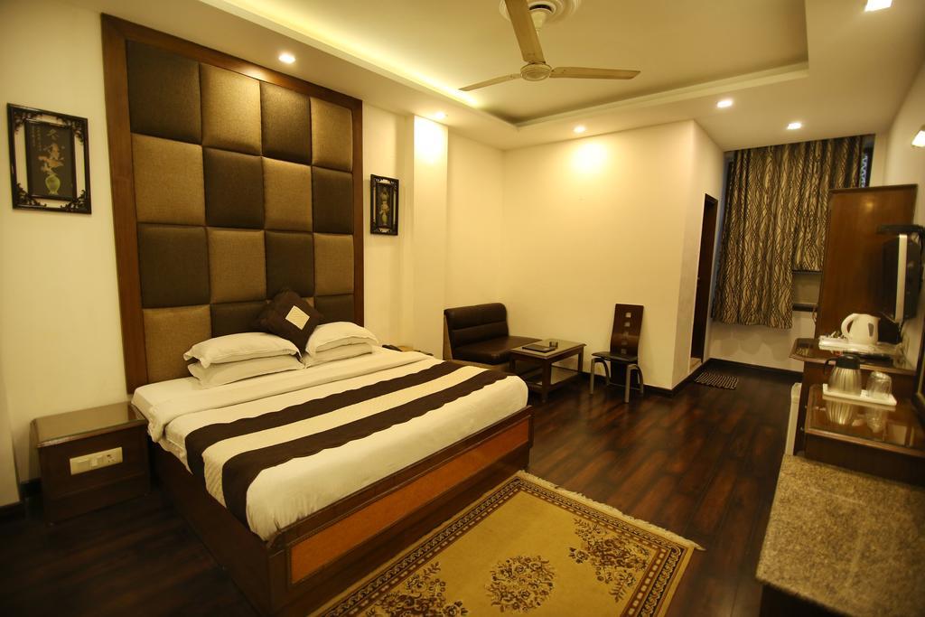 Hotel Parkway Deluxe Yeni Delhi Dış mekan fotoğraf