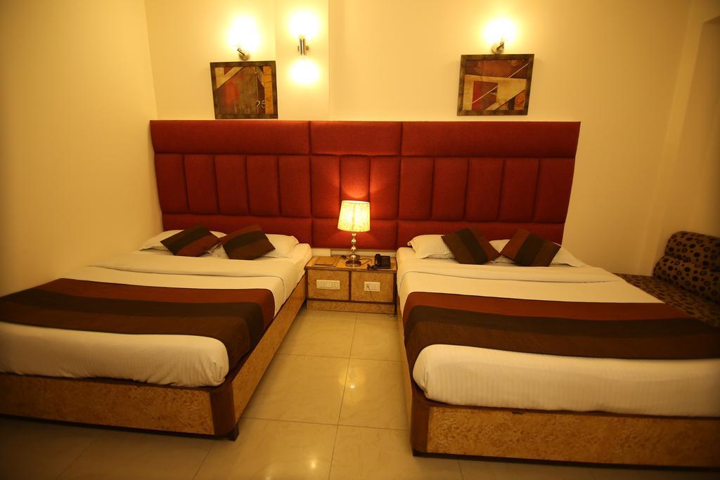 Hotel Parkway Deluxe Yeni Delhi Dış mekan fotoğraf