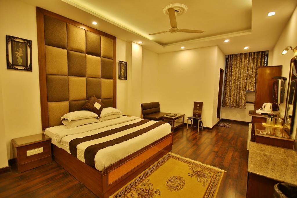 Hotel Parkway Deluxe Yeni Delhi Dış mekan fotoğraf
