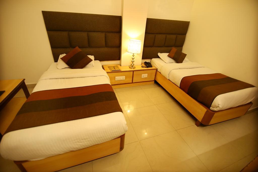 Hotel Parkway Deluxe Yeni Delhi Dış mekan fotoğraf