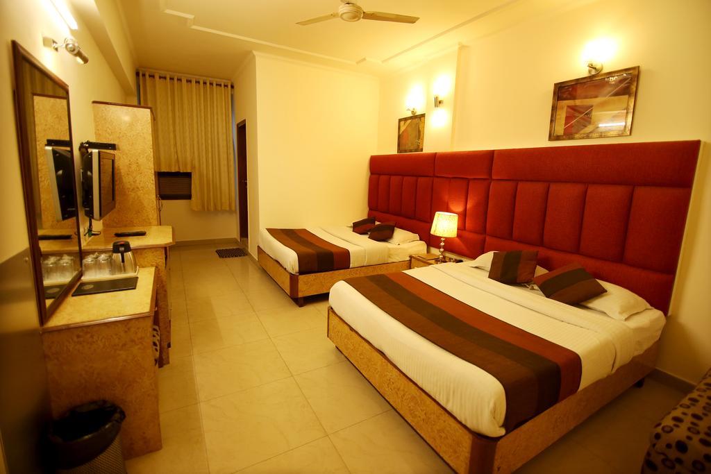 Hotel Parkway Deluxe Yeni Delhi Dış mekan fotoğraf