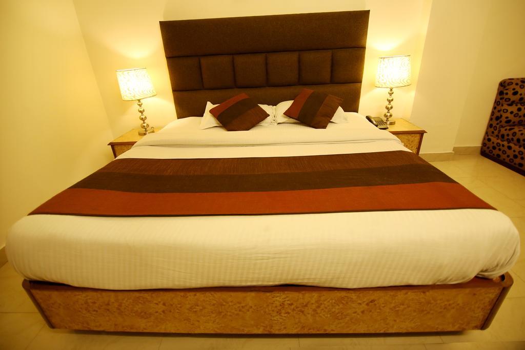 Hotel Parkway Deluxe Yeni Delhi Dış mekan fotoğraf