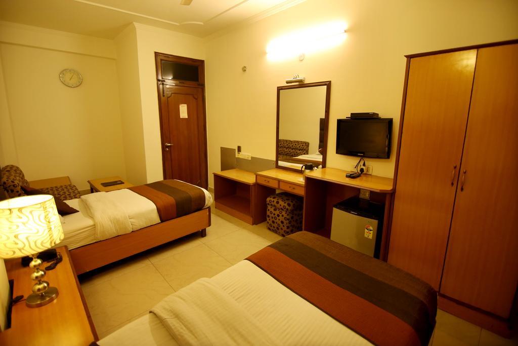 Hotel Parkway Deluxe Yeni Delhi Dış mekan fotoğraf