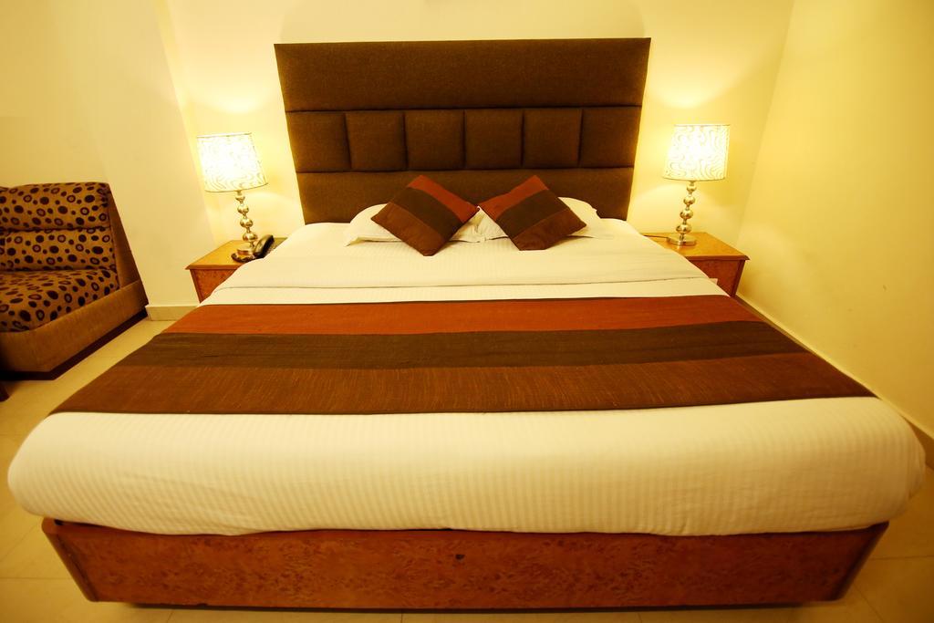 Hotel Parkway Deluxe Yeni Delhi Dış mekan fotoğraf