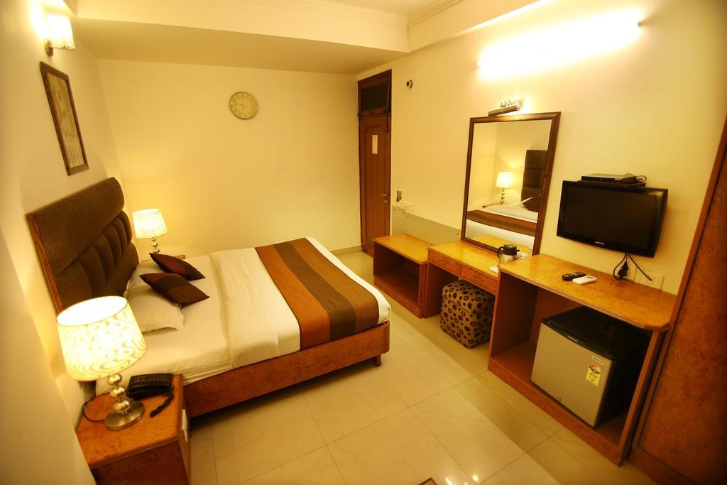 Hotel Parkway Deluxe Yeni Delhi Dış mekan fotoğraf
