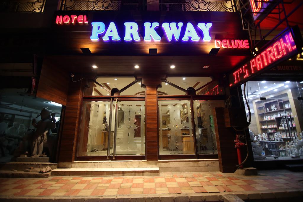 Hotel Parkway Deluxe Yeni Delhi Dış mekan fotoğraf