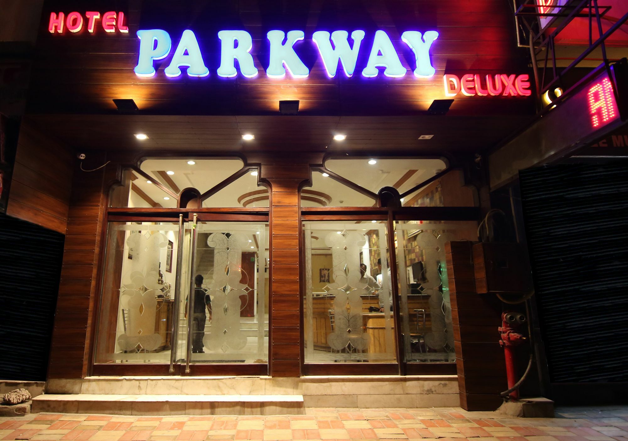 Hotel Parkway Deluxe Yeni Delhi Dış mekan fotoğraf